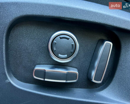 Красный Ягуар Ф-Пейс, объемом двигателя 2 л и пробегом 30 тыс. км за 44000 $, фото 45 на Automoto.ua