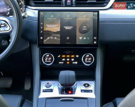 Красный Ягуар Ф-Пейс, объемом двигателя 2 л и пробегом 30 тыс. км за 44000 $, фото 41 на Automoto.ua