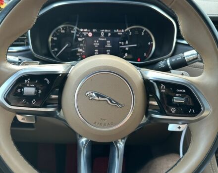 Красный Ягуар Ф-Пейс, объемом двигателя 2 л и пробегом 60 тыс. км за 47000 $, фото 2 на Automoto.ua