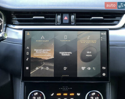 Красный Ягуар Ф-Пейс, объемом двигателя 2 л и пробегом 30 тыс. км за 44000 $, фото 44 на Automoto.ua