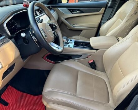 Красный Ягуар Ф-Пейс, объемом двигателя 2 л и пробегом 60 тыс. км за 47000 $, фото 3 на Automoto.ua