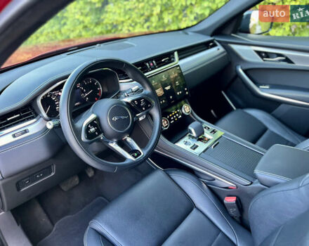 Красный Ягуар Ф-Пейс, объемом двигателя 2 л и пробегом 30 тыс. км за 44000 $, фото 30 на Automoto.ua