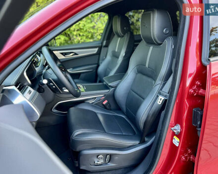 Красный Ягуар Ф-Пейс, объемом двигателя 2 л и пробегом 30 тыс. км за 44000 $, фото 31 на Automoto.ua