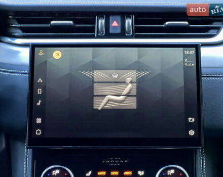 Красный Ягуар Ф-Пейс, объемом двигателя 2 л и пробегом 30 тыс. км за 44000 $, фото 54 на Automoto.ua