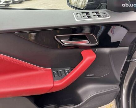 Ягуар Ф-Пейс, объемом двигателя 2 л и пробегом 92 тыс. км за 28500 $, фото 9 на Automoto.ua