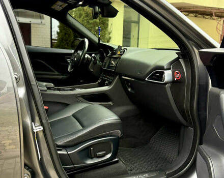 Серый Ягуар Ф-Пейс, объемом двигателя 3 л и пробегом 100 тыс. км за 23500 $, фото 35 на Automoto.ua