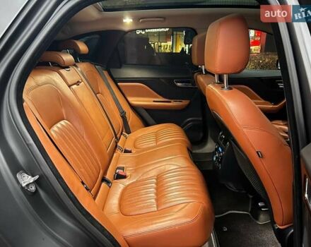 Серый Ягуар Ф-Пейс, объемом двигателя 2 л и пробегом 146 тыс. км за 22490 $, фото 11 на Automoto.ua