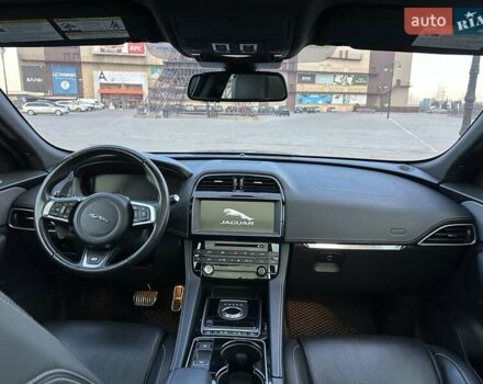Серый Ягуар Ф-Пейс, объемом двигателя 3 л и пробегом 103 тыс. км за 21900 $, фото 8 на Automoto.ua