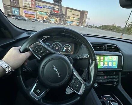 Серый Ягуар Ф-Пейс, объемом двигателя 3 л и пробегом 97 тыс. км за 26000 $, фото 1 на Automoto.ua