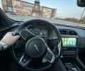Серый Ягуар Ф-Пейс, объемом двигателя 3 л и пробегом 97 тыс. км за 26000 $, фото 1 на Automoto.ua