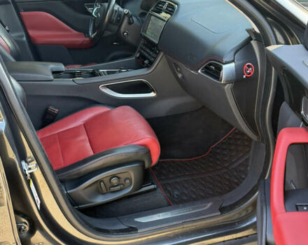 Серый Ягуар Ф-Пейс, объемом двигателя 2 л и пробегом 131 тыс. км за 27500 $, фото 15 на Automoto.ua