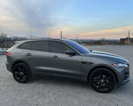 Серый Ягуар Ф-Пейс, объемом двигателя 3 л и пробегом 103 тыс. км за 21900 $, фото 3 на Automoto.ua