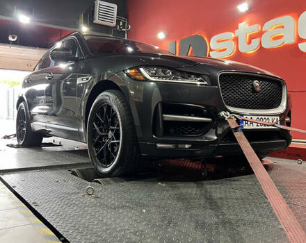 Серый Ягуар Ф-Пейс, объемом двигателя 2 л и пробегом 131 тыс. км за 27500 $, фото 2 на Automoto.ua