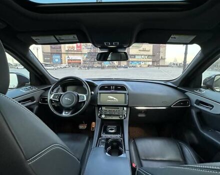 Серый Ягуар Ф-Пейс, объемом двигателя 3 л и пробегом 103 тыс. км за 21900 $, фото 7 на Automoto.ua