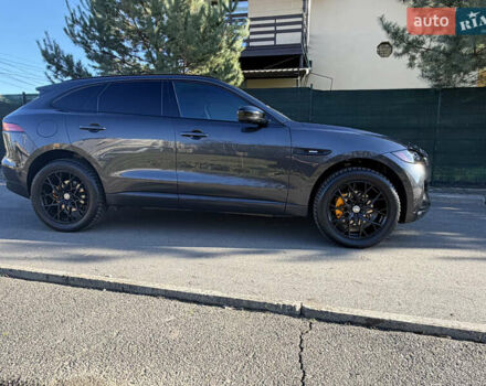 Серый Ягуар Ф-Пейс, объемом двигателя 2 л и пробегом 131 тыс. км за 27500 $, фото 5 на Automoto.ua