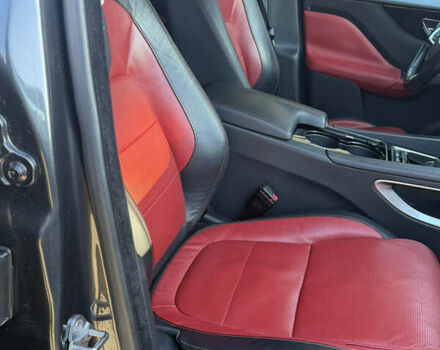 Серый Ягуар Ф-Пейс, объемом двигателя 2 л и пробегом 131 тыс. км за 27500 $, фото 16 на Automoto.ua