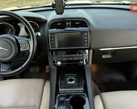 Серый Ягуар Ф-Пейс, объемом двигателя 2 л и пробегом 180 тыс. км за 18900 $, фото 39 на Automoto.ua