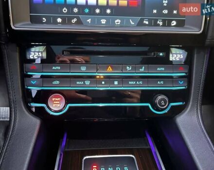 Серый Ягуар Ф-Пейс, объемом двигателя 2 л и пробегом 146 тыс. км за 22490 $, фото 21 на Automoto.ua