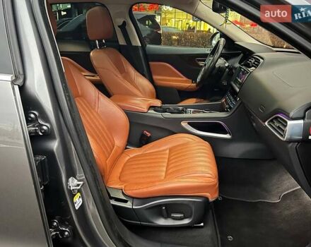 Серый Ягуар Ф-Пейс, объемом двигателя 2 л и пробегом 146 тыс. км за 22490 $, фото 10 на Automoto.ua