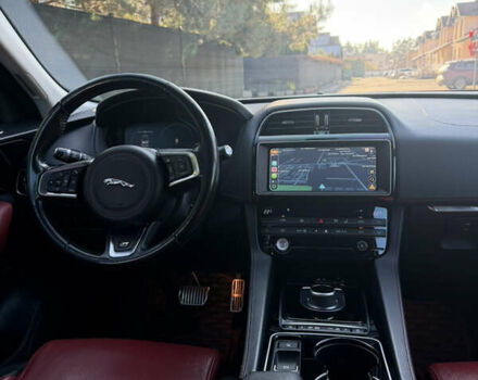 Серый Ягуар Ф-Пейс, объемом двигателя 2 л и пробегом 131 тыс. км за 27500 $, фото 17 на Automoto.ua