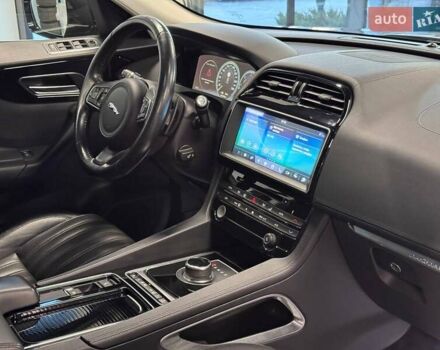 Серый Ягуар Ф-Пейс, объемом двигателя 2.99 л и пробегом 161 тыс. км за 25990 $, фото 33 на Automoto.ua