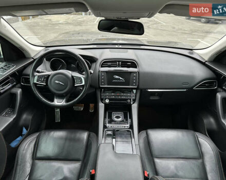 Серый Ягуар Ф-Пейс, объемом двигателя 3 л и пробегом 109 тыс. км за 20990 $, фото 22 на Automoto.ua