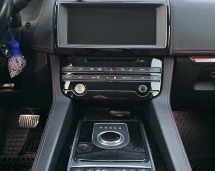 Серый Ягуар Ф-Пейс, объемом двигателя 2 л и пробегом 178 тыс. км за 22500 $, фото 29 на Automoto.ua