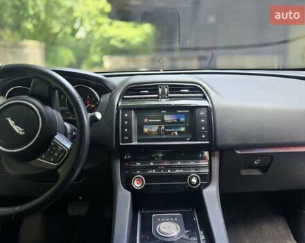 Серый Ягуар Ф-Пейс, объемом двигателя 2 л и пробегом 133 тыс. км за 21789 $, фото 3 на Automoto.ua