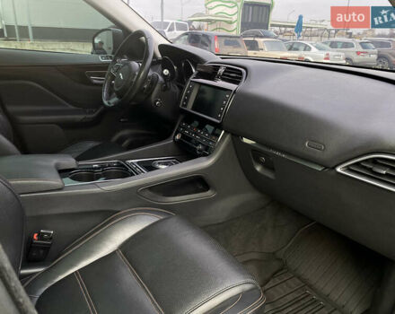 Сірий Ягуар Ф-Пейс, об'ємом двигуна 2 л та пробігом 171 тис. км за 17999 $, фото 39 на Automoto.ua