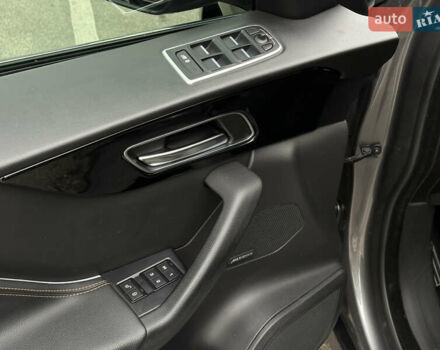 Сірий Ягуар Ф-Пейс, об'ємом двигуна 3 л та пробігом 108 тис. км за 19999 $, фото 20 на Automoto.ua