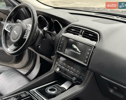 Серый Ягуар Ф-Пейс, объемом двигателя 3 л и пробегом 109 тыс. км за 20990 $, фото 53 на Automoto.ua