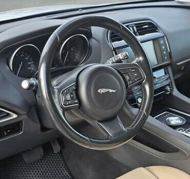 Сірий Ягуар Ф-Пейс, об'ємом двигуна 2 л та пробігом 118 тис. км за 22500 $, фото 14 на Automoto.ua