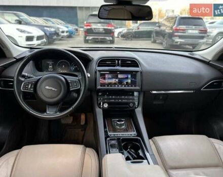 Серый Ягуар Ф-Пейс, объемом двигателя 2 л и пробегом 156 тыс. км за 26500 $, фото 1 на Automoto.ua