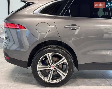 Серый Ягуар Ф-Пейс, объемом двигателя 3 л и пробегом 161 тыс. км за 27900 $, фото 7 на Automoto.ua
