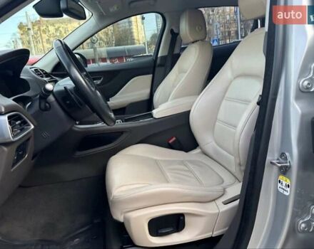 Серый Ягуар Ф-Пейс, объемом двигателя 2 л и пробегом 156 тыс. км за 26500 $, фото 4 на Automoto.ua