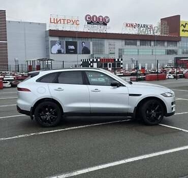 Сірий Ягуар Ф-Пейс, об'ємом двигуна 2 л та пробігом 118 тис. км за 22500 $, фото 4 на Automoto.ua