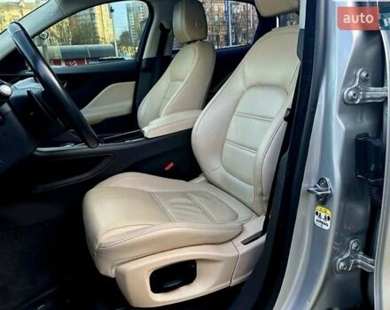 Серый Ягуар Ф-Пейс, объемом двигателя 2 л и пробегом 156 тыс. км за 26500 $, фото 5 на Automoto.ua