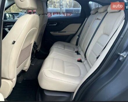 Серый Ягуар Ф-Пейс, объемом двигателя 2 л и пробегом 156 тыс. км за 26500 $, фото 6 на Automoto.ua