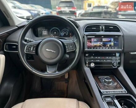 Серый Ягуар Ф-Пейс, объемом двигателя 2 л и пробегом 164 тыс. км за 25400 $, фото 6 на Automoto.ua