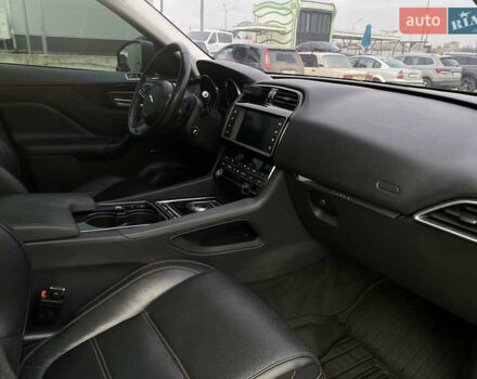 Сірий Ягуар Ф-Пейс, об'ємом двигуна 2 л та пробігом 171 тис. км за 17999 $, фото 38 на Automoto.ua