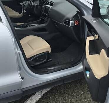 Сірий Ягуар Ф-Пейс, об'ємом двигуна 2 л та пробігом 118 тис. км за 22500 $, фото 16 на Automoto.ua