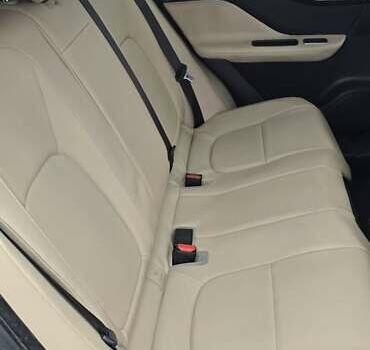 Сірий Ягуар Ф-Пейс, об'ємом двигуна 2 л та пробігом 118 тис. км за 22500 $, фото 12 на Automoto.ua