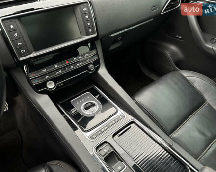 Серый Ягуар Ф-Пейс, объемом двигателя 3 л и пробегом 109 тыс. км за 20990 $, фото 42 на Automoto.ua