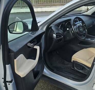 Сірий Ягуар Ф-Пейс, об'ємом двигуна 2 л та пробігом 118 тис. км за 22500 $, фото 11 на Automoto.ua