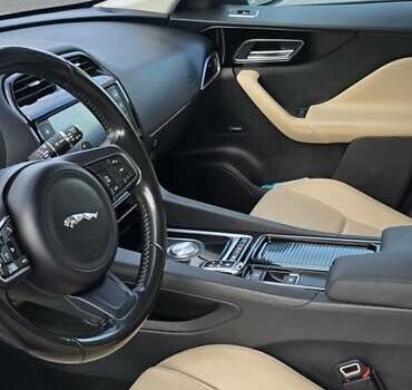 Сірий Ягуар Ф-Пейс, об'ємом двигуна 2 л та пробігом 118 тис. км за 22500 $, фото 15 на Automoto.ua