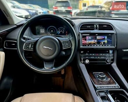 Серый Ягуар Ф-Пейс, объемом двигателя 2 л и пробегом 156 тыс. км за 26500 $, фото 2 на Automoto.ua