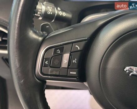 Серый Ягуар Ф-Пейс, объемом двигателя 2.99 л и пробегом 161 тыс. км за 25990 $, фото 24 на Automoto.ua