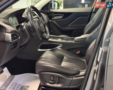 Серый Ягуар Ф-Пейс, объемом двигателя 3 л и пробегом 161 тыс. км за 27900 $, фото 21 на Automoto.ua