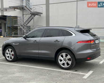 Серый Ягуар Ф-Пейс, объемом двигателя 3 л и пробегом 109 тыс. км за 20990 $, фото 4 на Automoto.ua