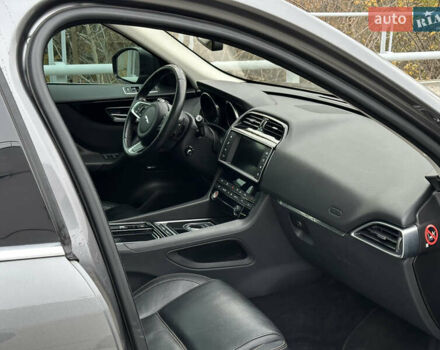 Сірий Ягуар Ф-Пейс, об'ємом двигуна 3 л та пробігом 108 тис. км за 19999 $, фото 44 на Automoto.ua